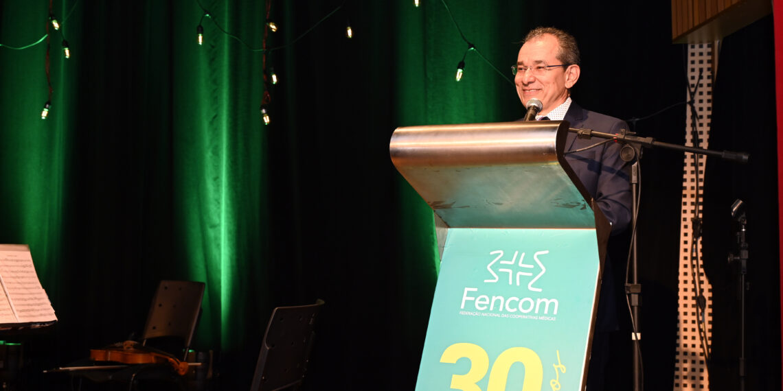 Em nome dos fundadores, Helton Freitas homenageia 30 anos da Federação Nacional das Cooperativas Médicas