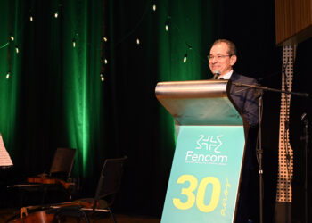 Em nome dos fundadores, Helton Freitas homenageia 30 anos da Federação Nacional das Cooperativas Médicas