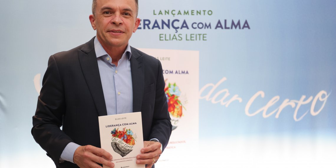 ‘Liderança com alma’: Elias Leite lança livro com a presença de dirigentes do Sistema Unimed