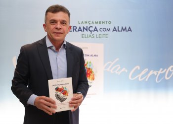 ‘Liderança com alma’: Elias Leite lança livro com a presença de dirigentes do Sistema Unimed