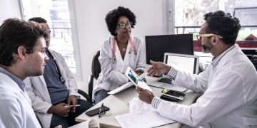 Webinar da Faculdade Unimed aborda desafios e modelos de cuidado no TEA