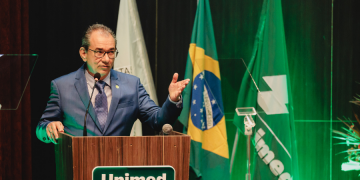 Na posse da diretoria e conselheiros da Unimed-BH, Helton Freitas destaca intercooperação com a Seguradora