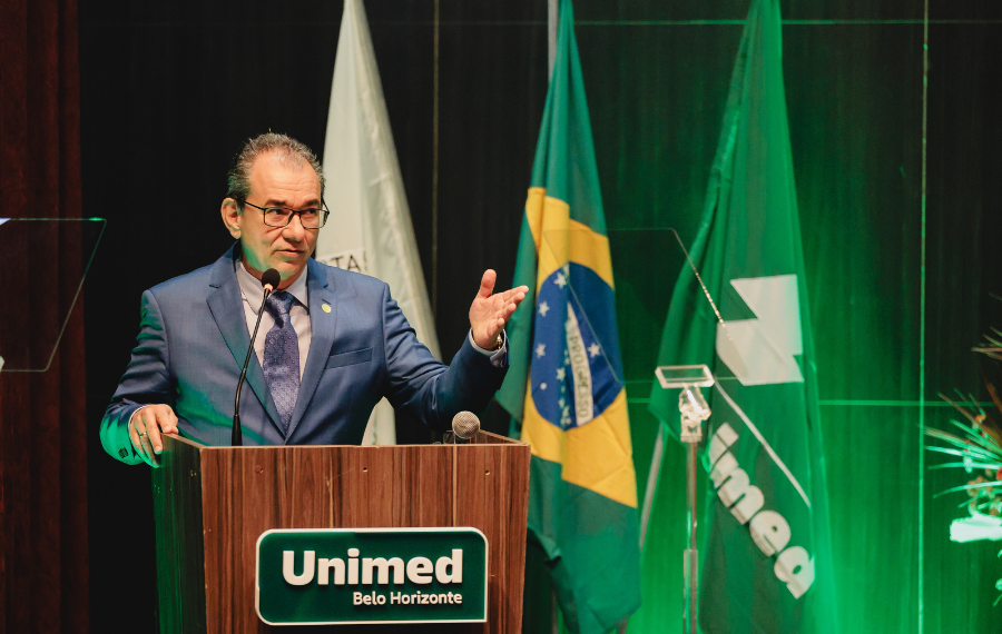 Na posse da diretoria e conselheiros da Unimed-BH, Helton Freitas destaca intercooperação com a Seguradora